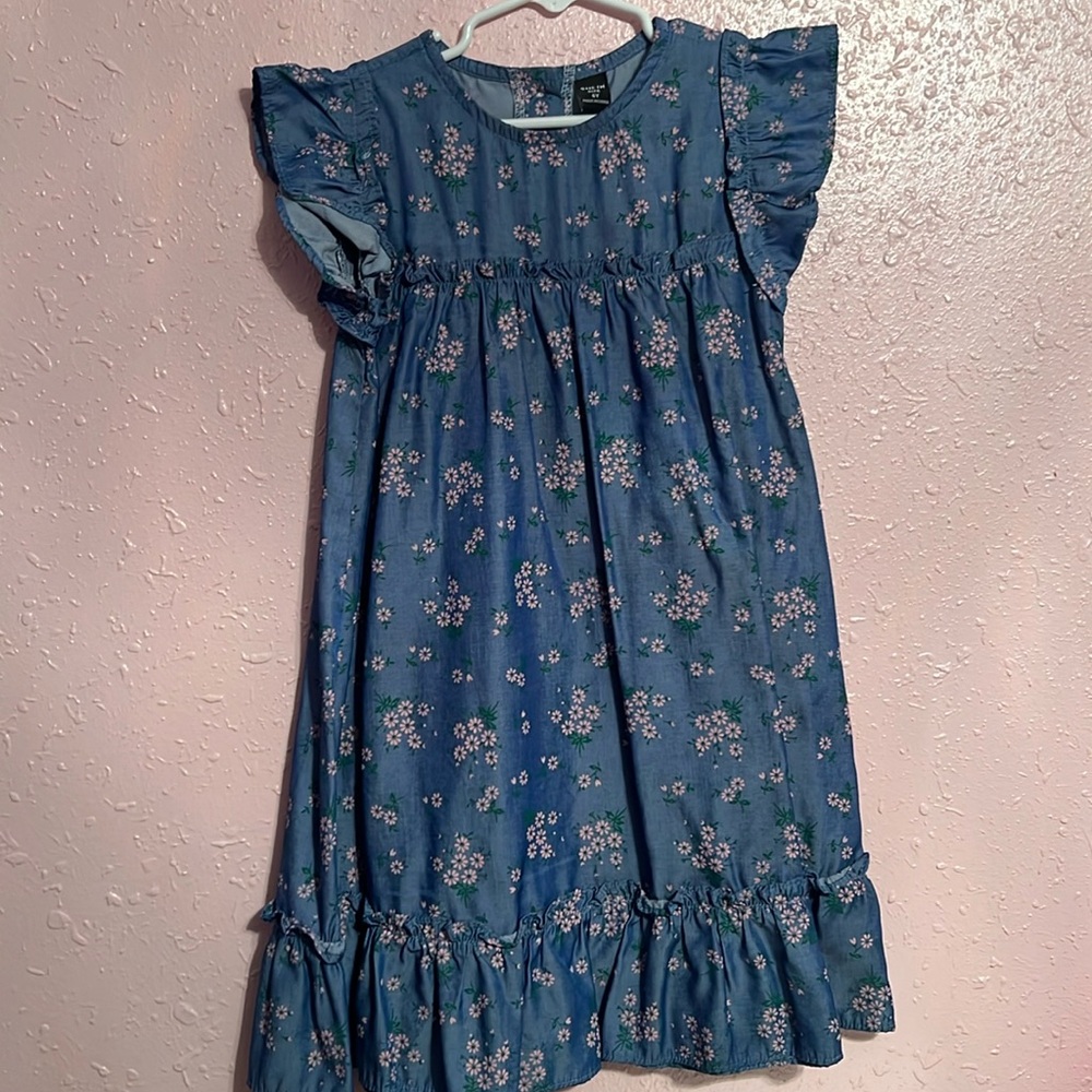 Use good condition girls dress
￼